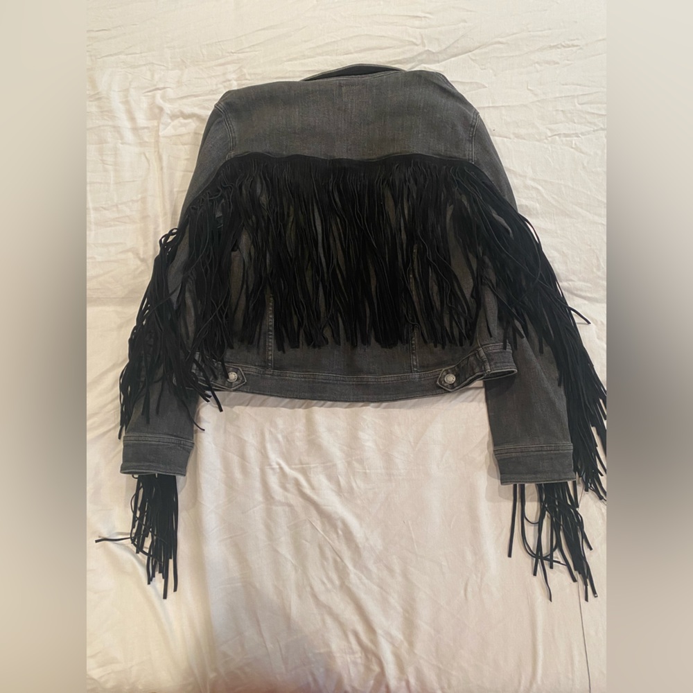 Never worn , my grandma got me this but it’s not my style
